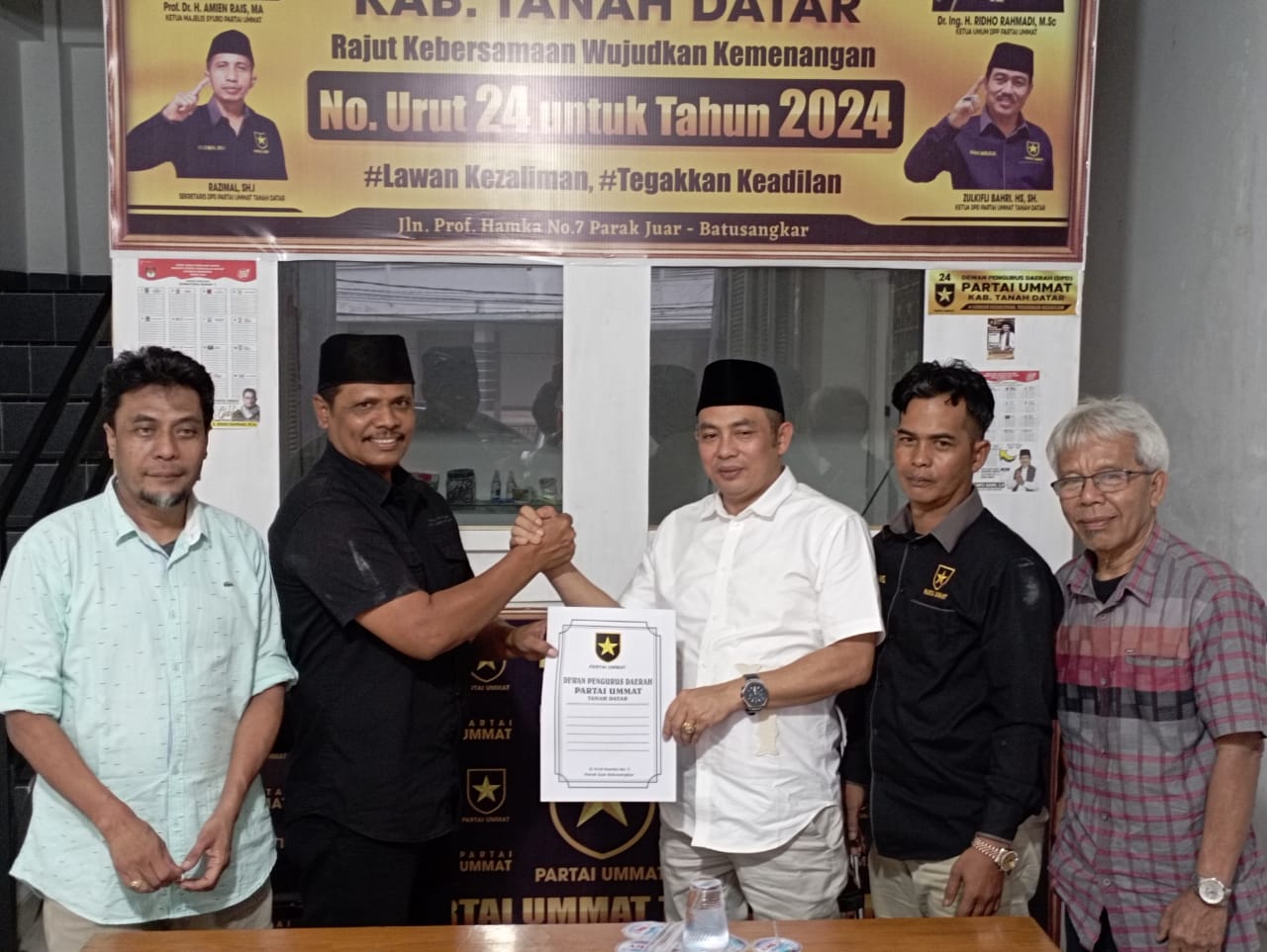 H. Suherman serahkan berkas pendaftaran Bacalonbup ke partai UMMAT.